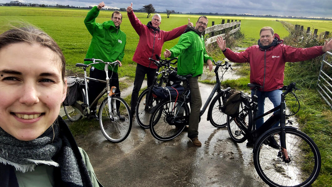 GroenLinks en PvdA bij een weiland op de fiets.