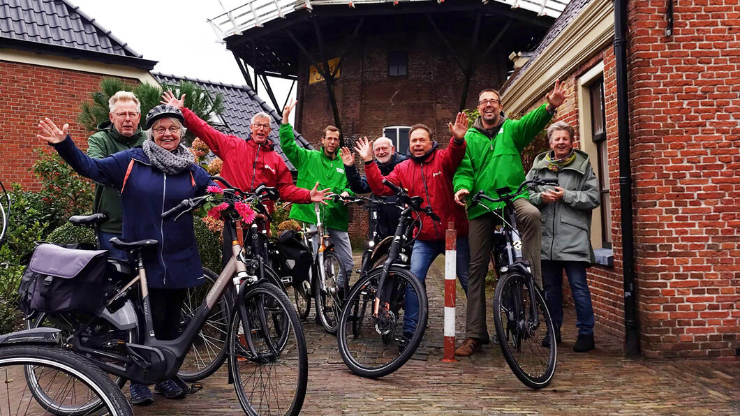 Fietsers van GroenLinks-PvdA voor de molen in Noordhorn.
