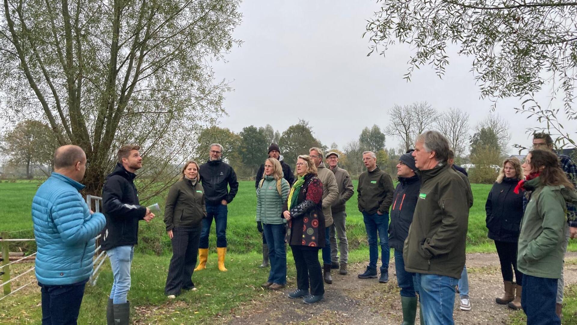 De Wenakker-, gemeenteraadsleden en wethouder bekijken houtwallen in de praktijk te Niebert.